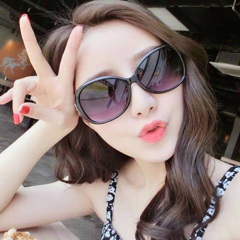 Street Fashion Photo - Neue Modische Ovale Sonnenbrille Trendige Großrahmige