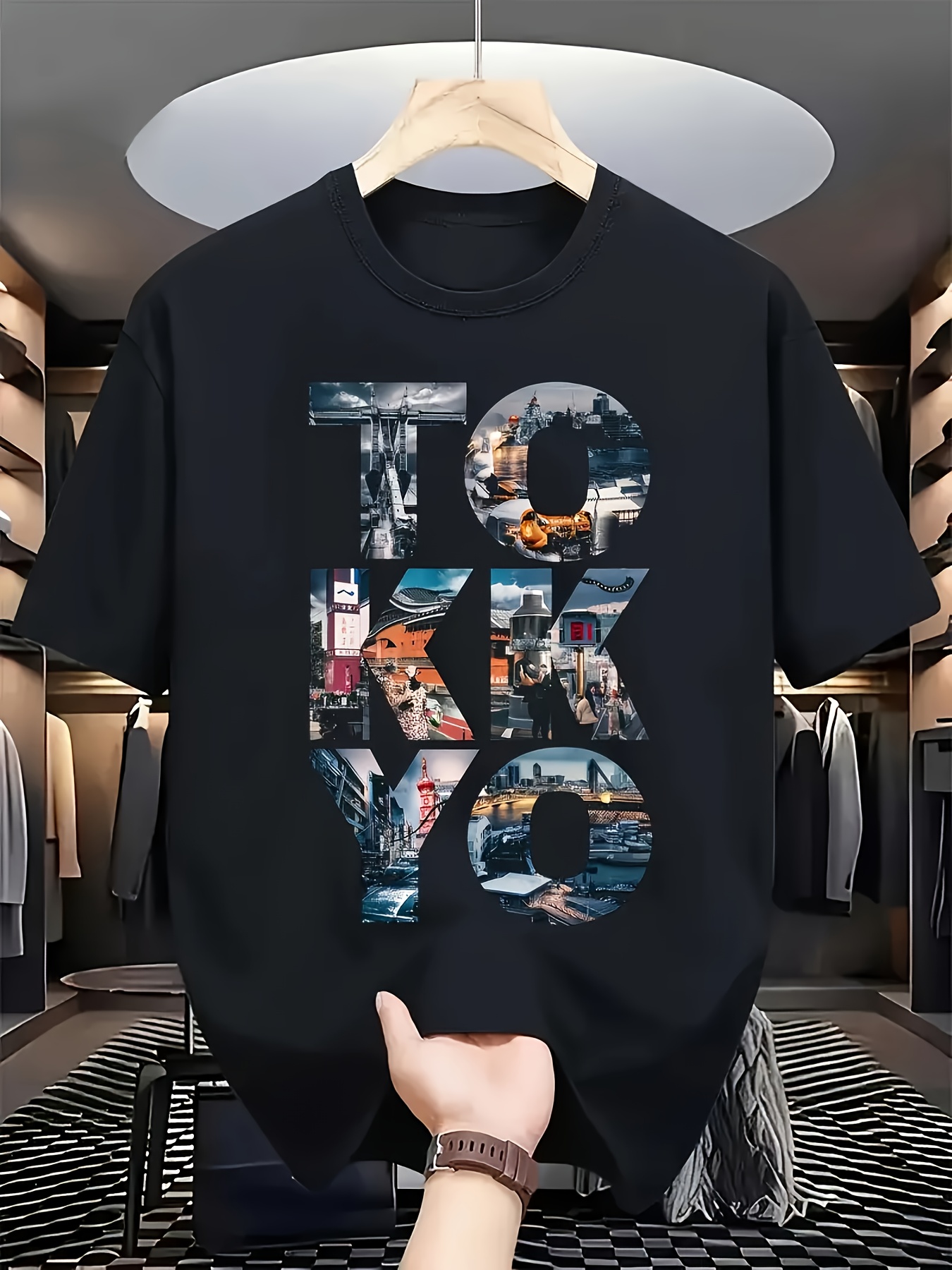 Street Fashion Photo - Trendiges Herren-T-Shirt in Schwarz mit Grafikdruck: