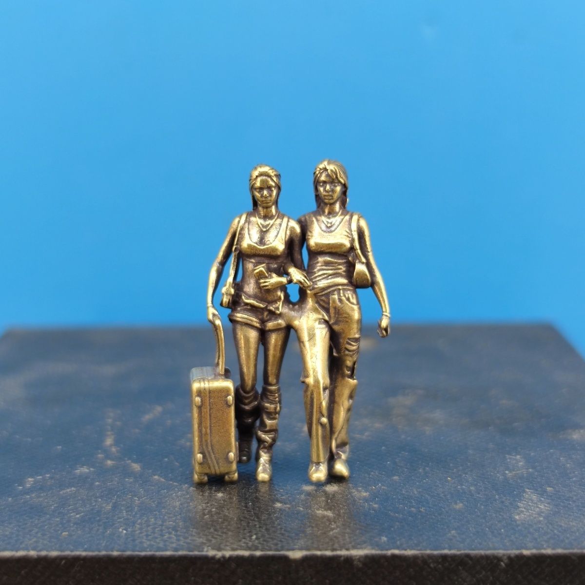 Messingfigur 'Best Friend Outi – Street Fashion Model Bewertung und Preis
