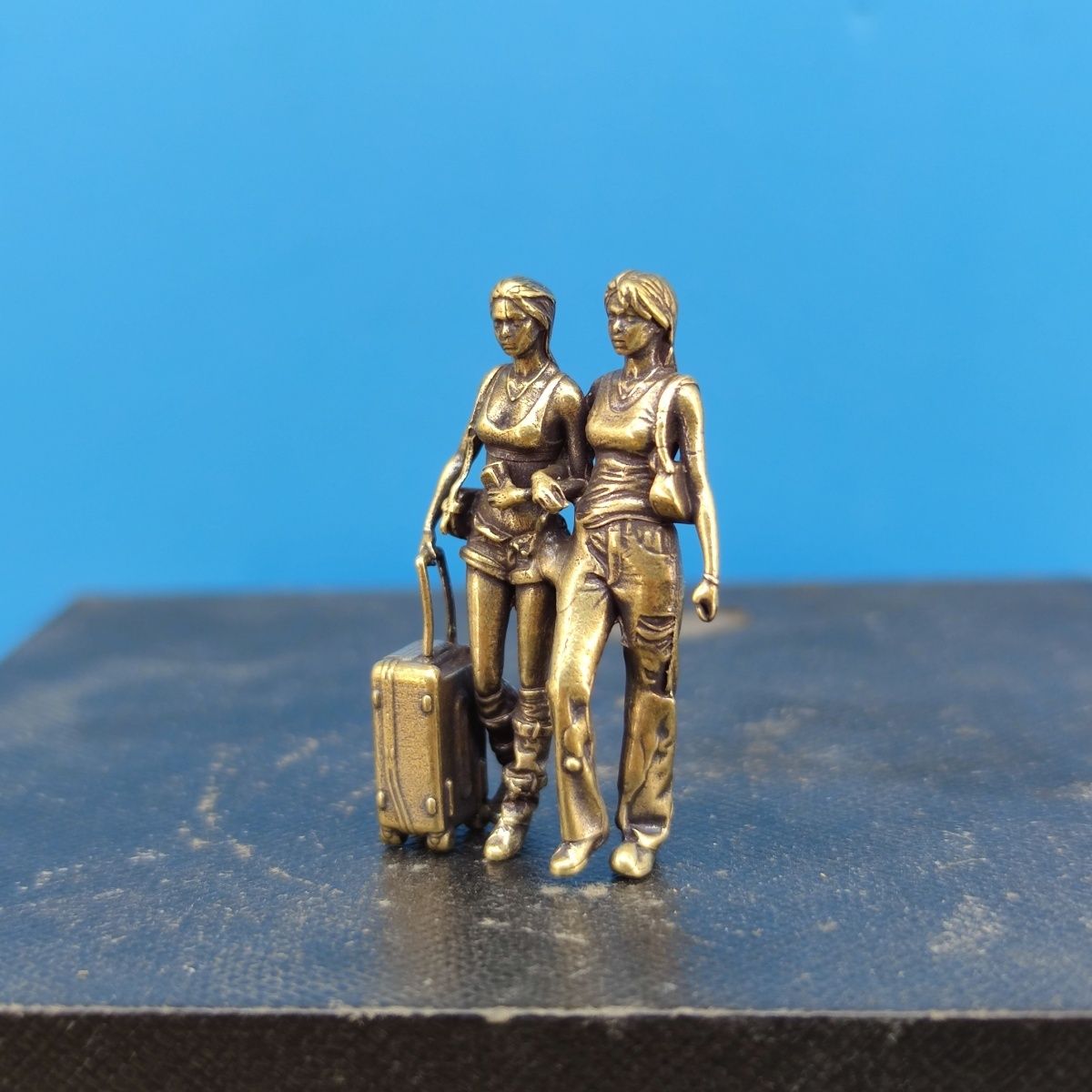 Messingfigur 'Best Friend Outi – Street Fashion Model Bewertung und Preis