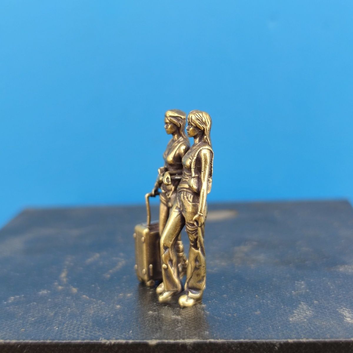 Messingfigur 'Best Friend Outi – Street Fashion Model Bewertung und Preis