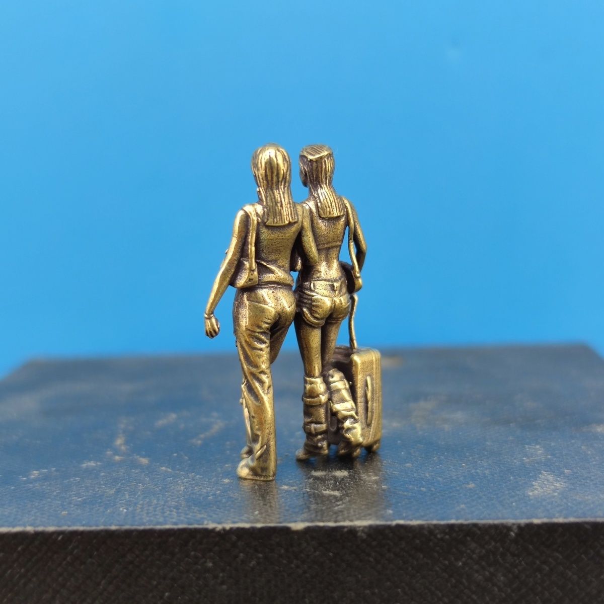 Messingfigur 'Best Friend Outi – Street Fashion Model Bewertung und Preis